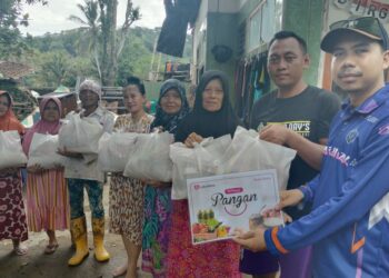 Lokadesa Salurkan Bantuan Pangan untuk Warga Terdampak Banjir di Cisolok Sukabumi