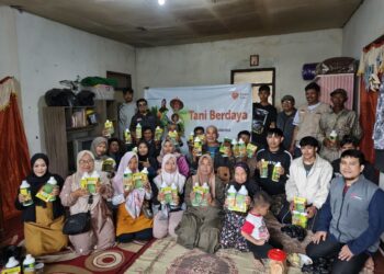 Dukung Pertanian Berkelanjutan, Lokadesa Bagikan Pupuk Organik Cair ke Petani Cibodas-Lembang